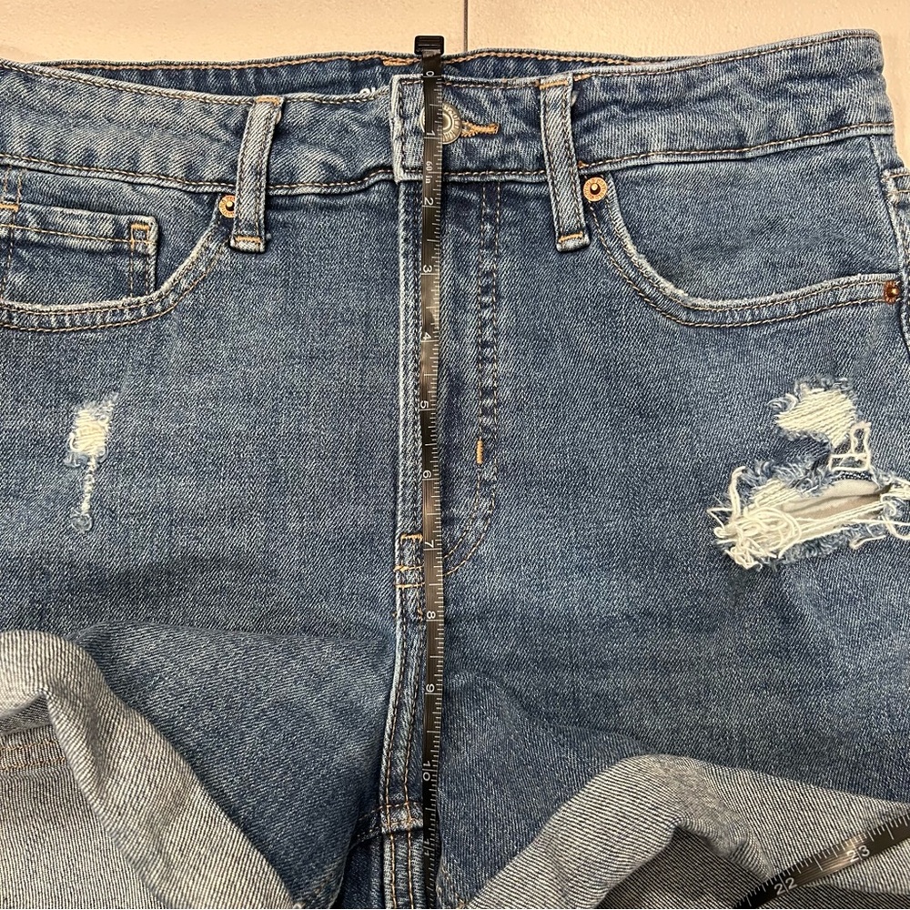 Old Navy Women’s Medium Wash Distressed Rolled Hem
Hi-Rise Denim Shorts Size 8 - Picture 6 of 7